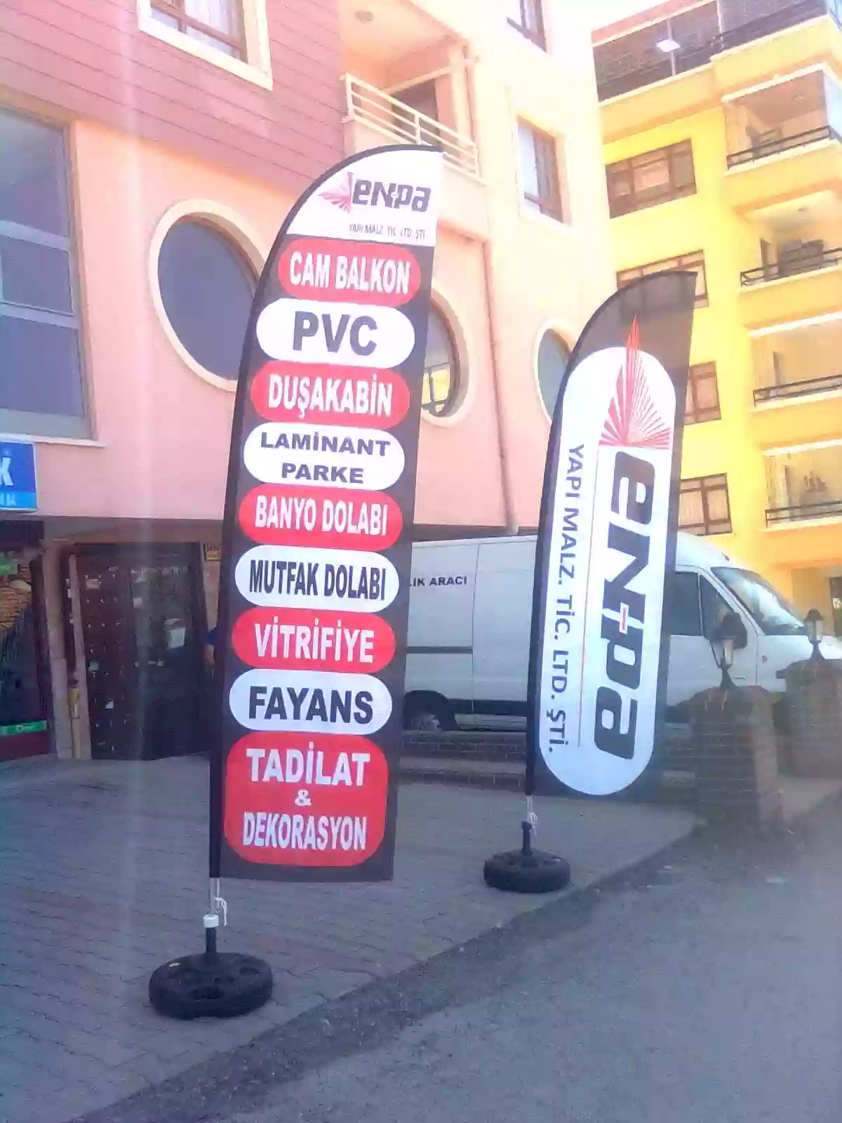 cam-balkon-yelken-bayragi